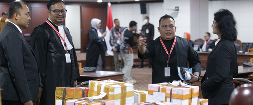 Kuasa hukum menyerahkan bukti usai sidang pendahuluan Perkara Nomor 95/PHPU.WAKO-XXIII/2025 Perselisihan Hasil Pemilihan Umum Walikota Kota Pekanbaru. (Foto: Humas MKRI/Bayu)